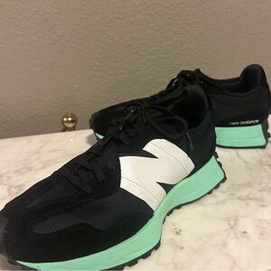 NEW! New Balance 327 - black/mint -size 9
